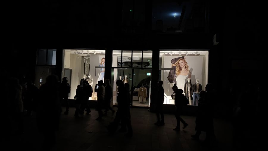 Eigentlich sollte zu dieser Zeit alles abgedunkelt werden. Die Laternen sollen hervorstechen.