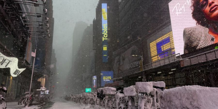 Schnee liegt am Times Square. Ein heftiger Schneesturm zieht über den Nordosten der USA hinweg. Foto: Anne Pollmann/dpa