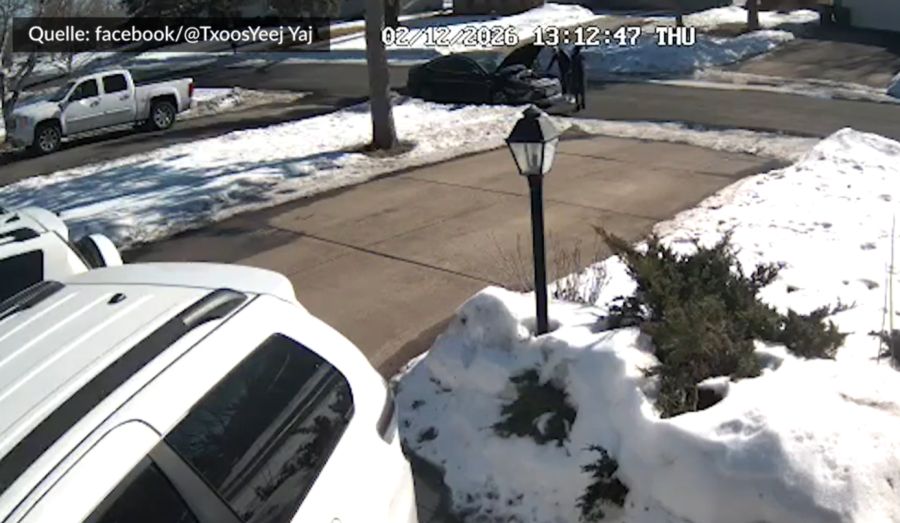 Zwei Frauen täuschen eine Autopanne vor, um Jesus Flores aus seinem Haus in einem Vorort von Minneapolis zu locken.