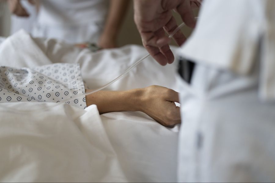 Das Implantat musste entfernt werden. Nicole verbrachte eine Woche im Spital. (Symbolbild)