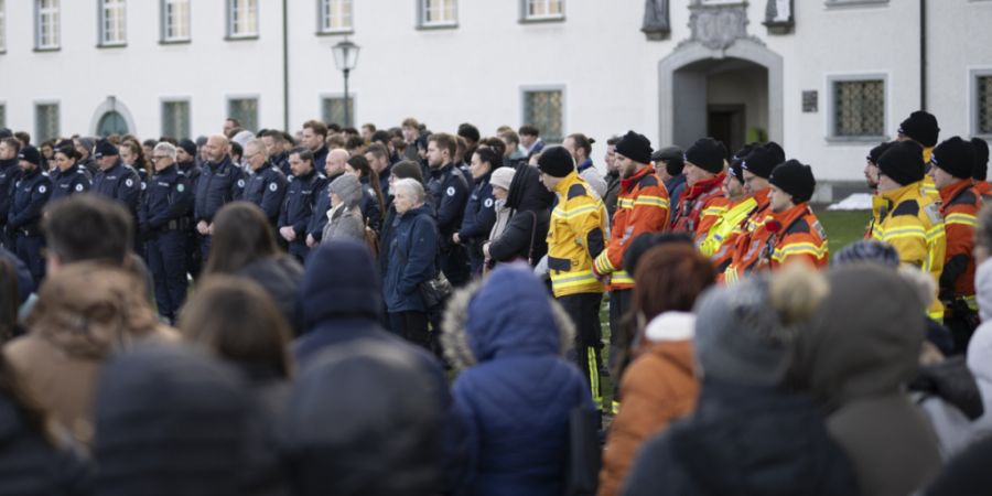Am nationalen Gedenktag für die Opfer der Brandkatastrophe versammelten sich am Freitag auf dem Klosterhof in St. Gallen mehrere hundert Personen.