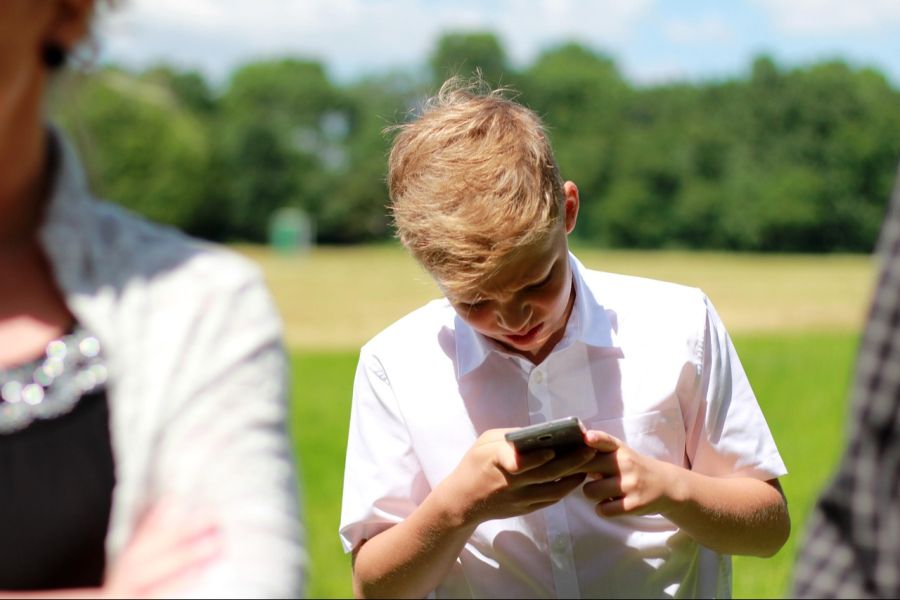 Mit dem Verzicht auf Bildschirmzeit soll das Wohlbefinden gesteigert werden.