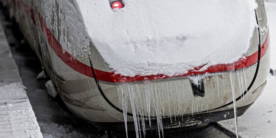 Ein ICE steht mit langen Eiszapfen im verschneiten Hauptbahnhof. Im Norden kommt es nach dem Sturmtief Elli weiterhin zu Einschränkungen im Bahnverkehr. Foto: Moritz Frankenberg/dpa