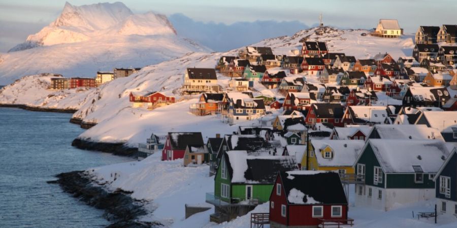 ARCHIV - Die Sonne geht über einem Teil der grönländischen Hauptstadt Nuuk unter. (zu dpa: «Konflikt um Grönland: Gespräche über Zukunft der Arktisinsel») Foto: Steffen Trumpf/dpa