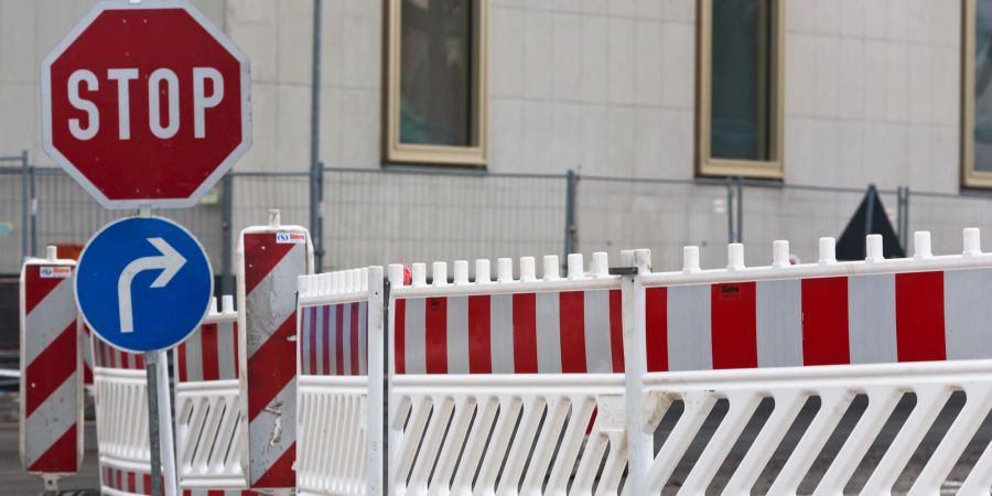 Strassensperre Sperre Umleitung Signal