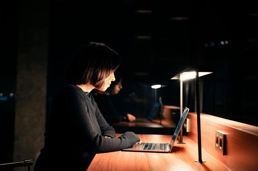 Dazu gehören ein unregelmässicher oder unzureichender Schlaf.