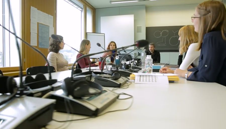 Dana Widmer hat an der Zürcher Hochschule für Angewandte Wissenschaften (ZHAW) Übersetzen und Dolmetschen studiert.