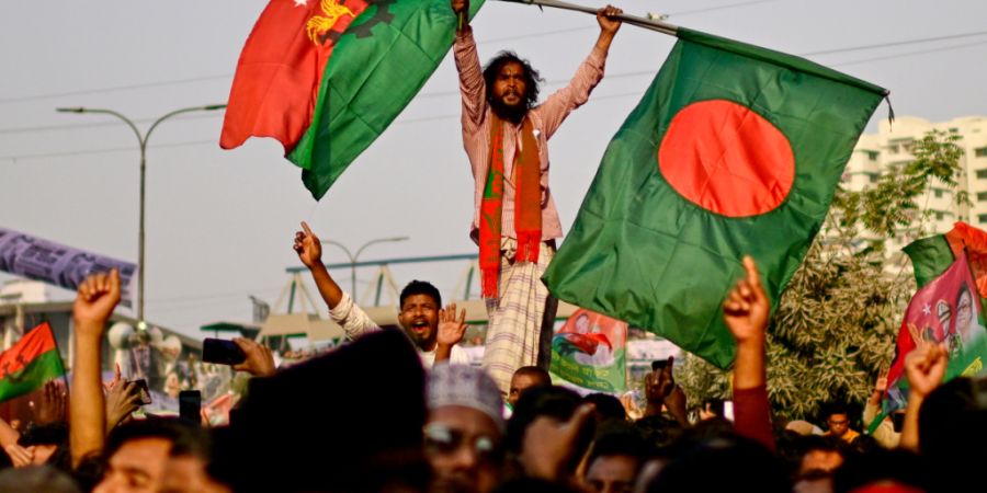 ARCHIV - Anhänger der Bangladesh Nationalist Party (BNP) jubeln während einer Wahlkundgebung ihres Parteivorsitzenden Rahman. Foto: Mahmud Hossain Opu/AP/dpa