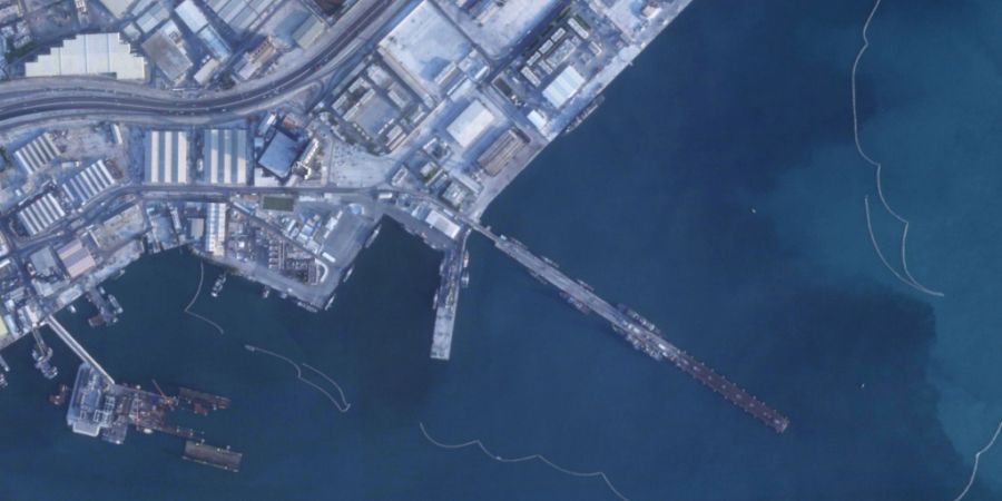 HANDOUT - Das Satellitenfoto von Planet Labs PBC zeigt das Hauptquartier der 5. Flotte der US-Marine. Am Dock sind Schiffe zu sehen. Foto: Planet Labs PBC via AP/dpa - ACHTUNG: Nur zur ...