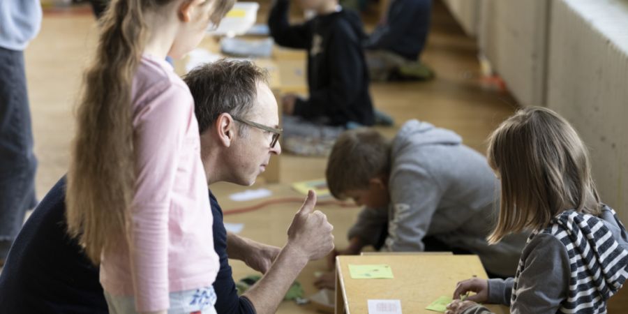 Lehrpersonen im Kanton Zürich erhalten mehr Zeit für Arbeit neben Unterricht. (Symbolbild)