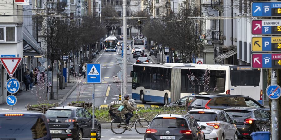 Auf Luzerner Strassen und im öffentlichen Verkehr fanden die meisten Fälle von Belästigungen statt, die über das städtische Online-Tool «Luzern schaut hin» gemeldet wurden. (Symbol...
