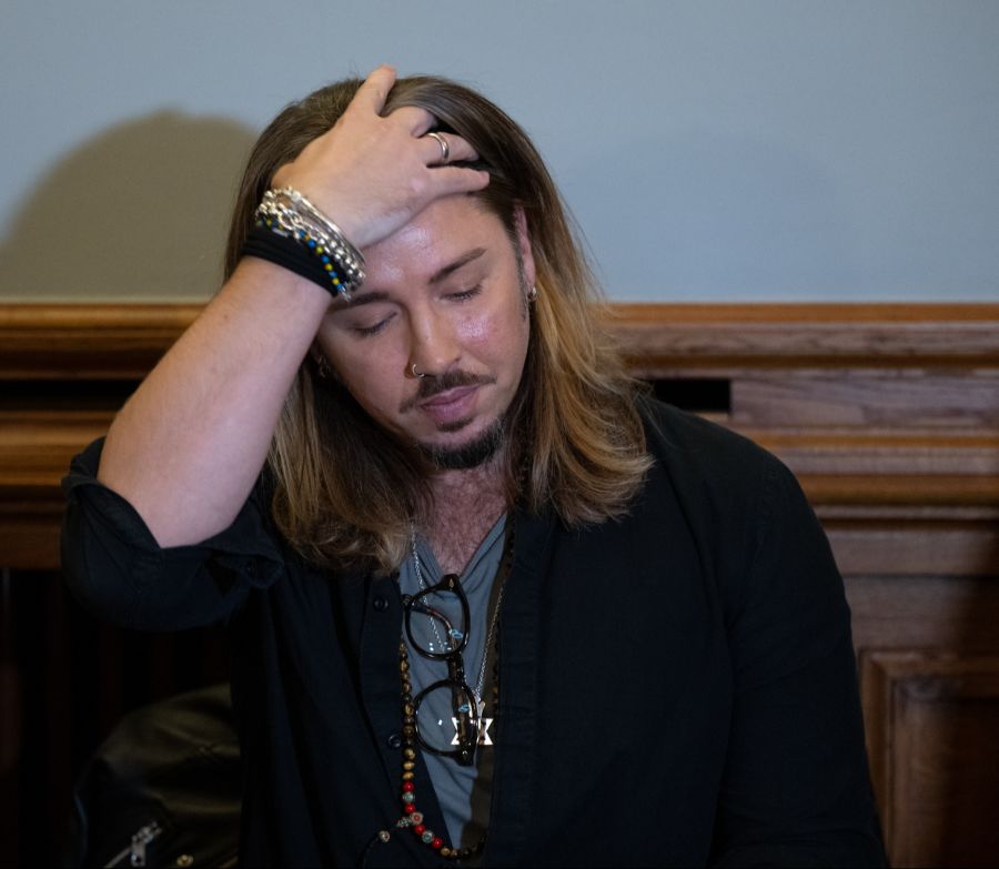 Gils Davidstern-Skandal aus dem Jahr 2021 ist seit Tag eins das Lieblingsthema im Dschungel. Im Camp selbst schweigt er dazu weitgehend – offenbar wegen einer Verschwiegenheitserklärung.