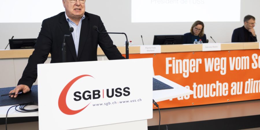 Gegen Ausweitung der Sonntagsarbeit: Pierre-Yves Maillard, Präsident des Schweizerischen Gewerkschaftsbundes an der Delegiertenversammlung des SGB im Dezember 2025. (Archivbild)