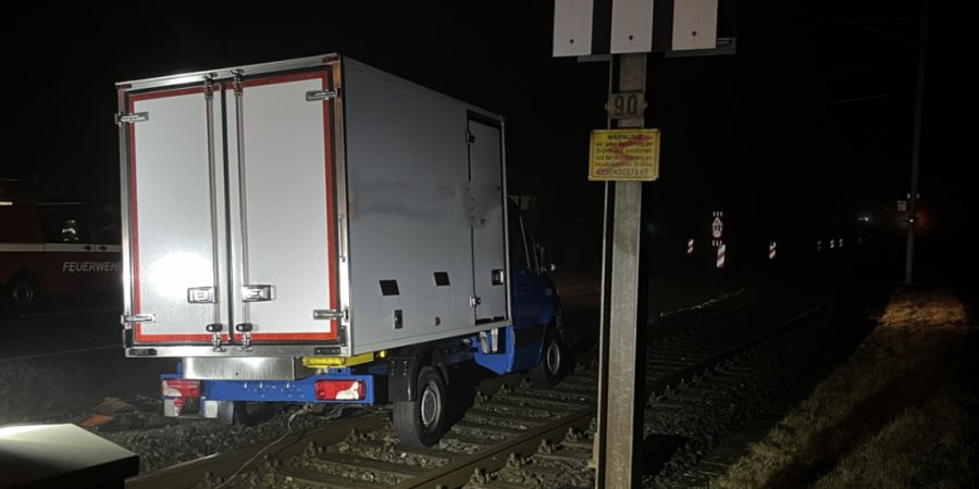 In Gelfingen LU ist am Samstagmorgen ein Lieferwagen im Gleisschotter stecken geblieben.