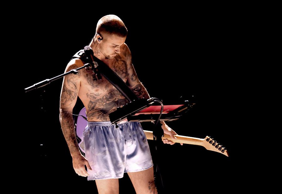 Justin Bieber zeigt mehr Haut als Stoff: In Seiden-Shorts und ohne Shirt liefert er seinen Auftritt – fast wie aus dem Schlafzimmer.