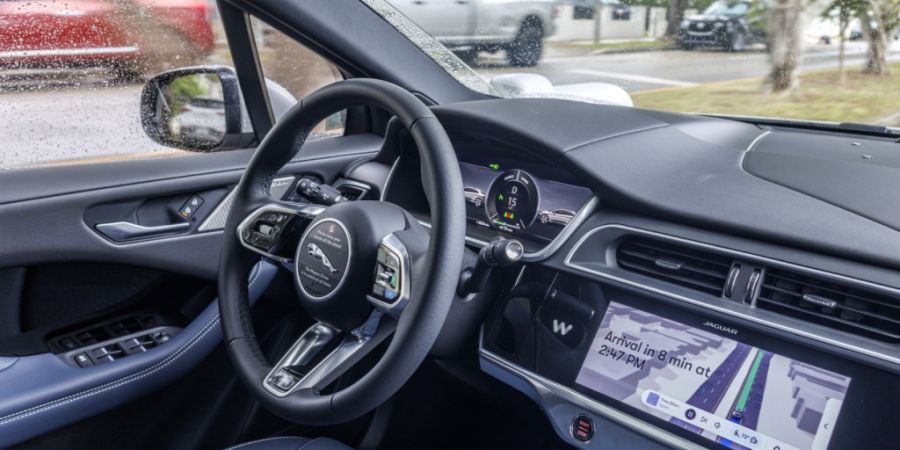 Die Google-Schwester Waymo ist führend bei selbstfahrenden Autos. Doch Elon Musk will Tesla auch gross ins Robotaxi-Geschäft bringen. Waymo holt sich Geld für mehr Tempo. (Archivbild)