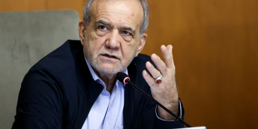 HANDOUT - Irans Präsident Massud Peseschkian spricht während einer Regierungssitzung (Archivbild). Foto: Iranian Presidency/ZUMA Press Wire/dpa