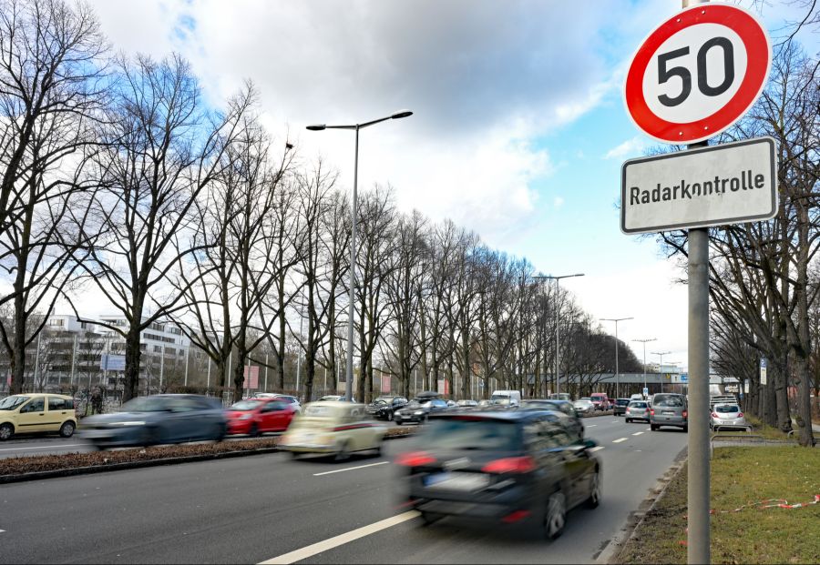 Im vergangenen Januar waren es insgesamt 163 Schweizer Autofahrende, die zu schnell unterwegs waren. (Symbolbild)