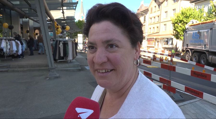 Sonja (54) findet den Anblick der Bauruine schade, auch weil rundherum alles ziemlich neu sei.