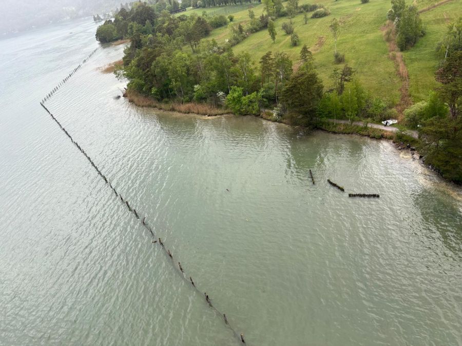 Die Rega entdeckte am Mittwochabend ein führerloses Boot auf dem Thunersee. Es schien ausser Kontrolle und durchbrach einen Zaun im Wasser.