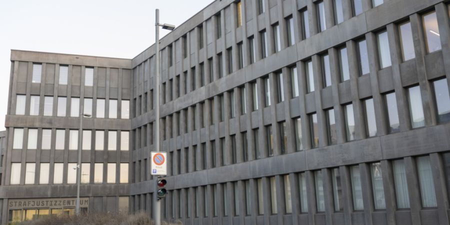 Ein 43-jähriger Mann wird des Mordes und Störung des Totenfriedens beschuldigt. Der Prozess hat am Montag am Strafjustizzentrum in Muttenz BL begonnen. (Archivbild).