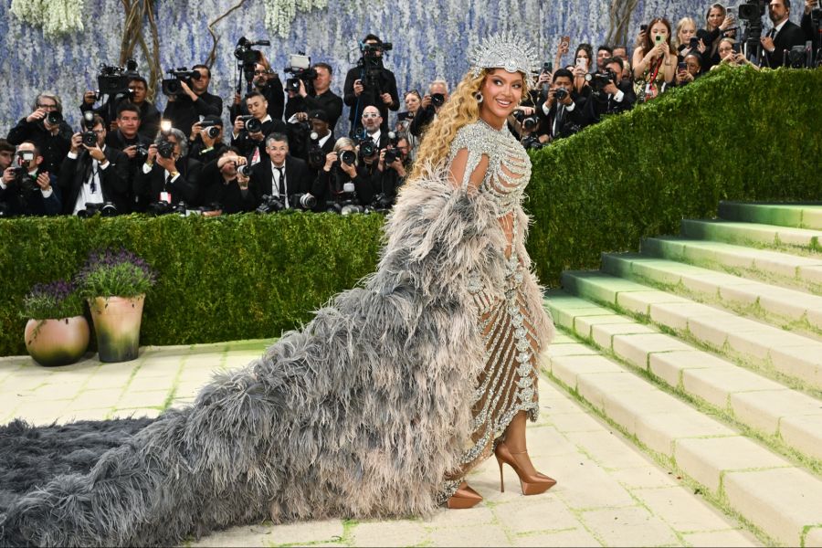 Beyoncé kam mit langer Federschleppe und sorgte auf dem Teppich für Star-Power.