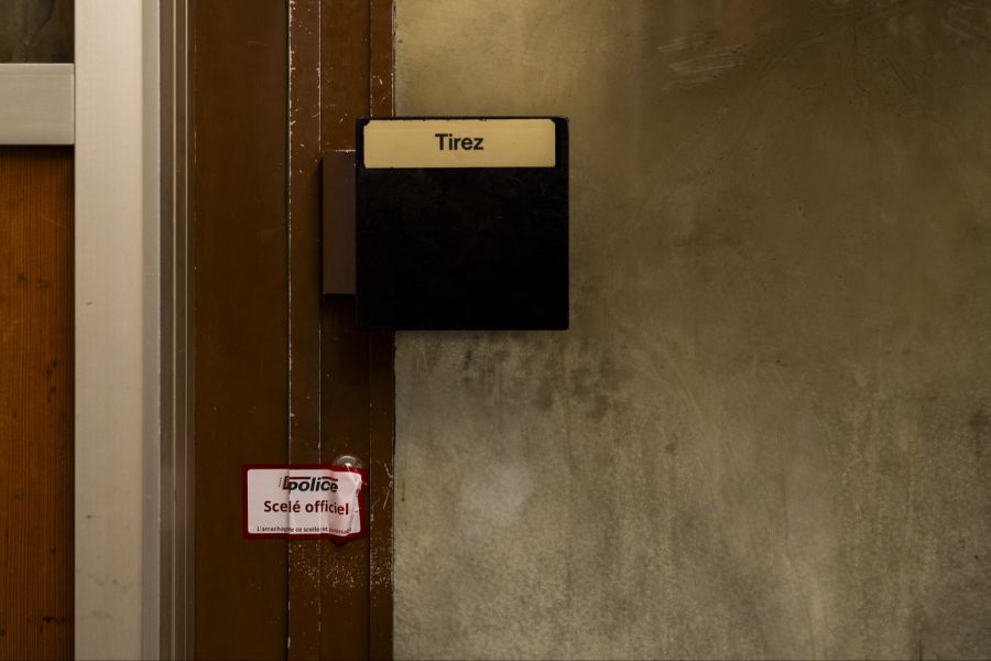 Seit der Brand-Tragödie ist der Zugang zur Bar versiegelt, die Fenster sind mit Sperrholz verschalt.