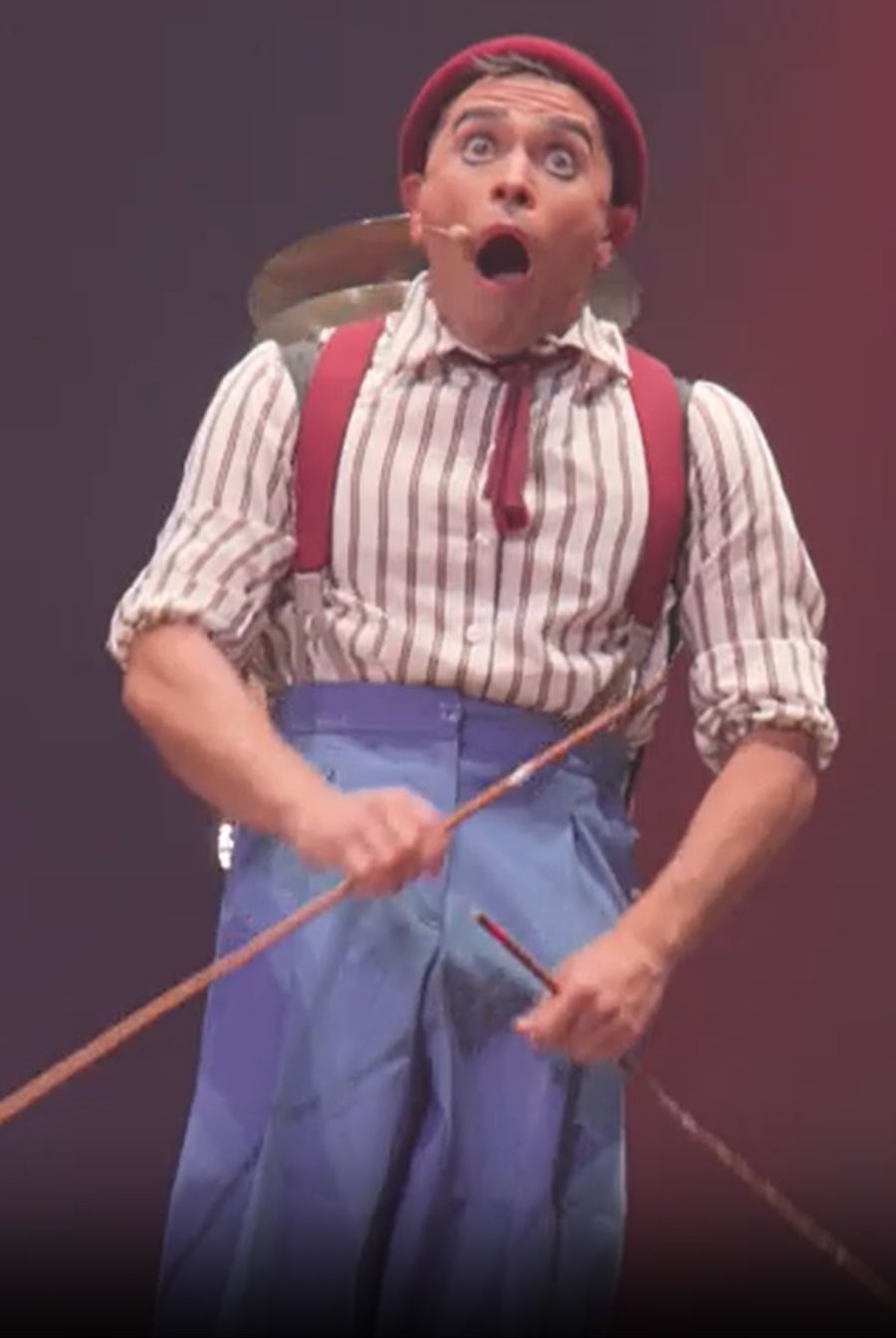 Dazwischen bringt Clown Matute Alvarez das Publikum zum Lachen.