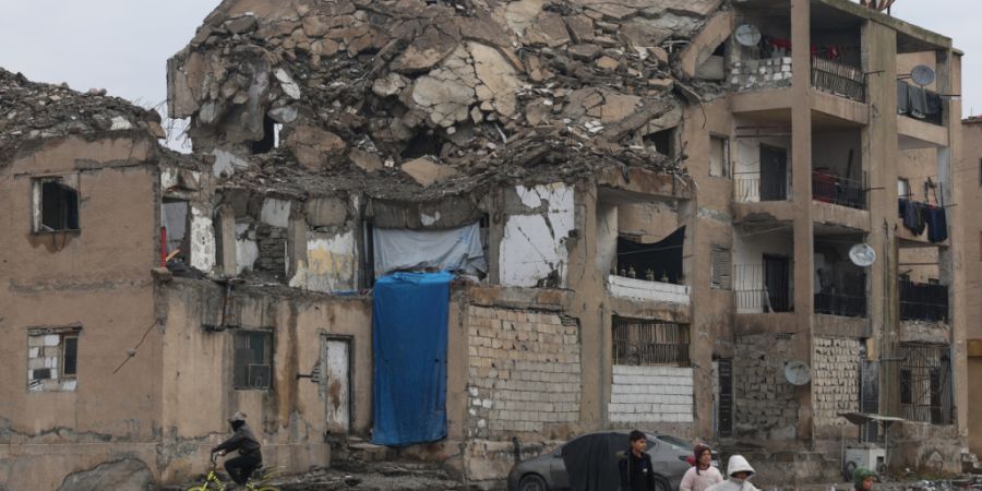 Kinder laufen an einem beschädigten Wohnhaus in Raqqa vorbei. Foto: Ghaith Alsayed/AP/dpa