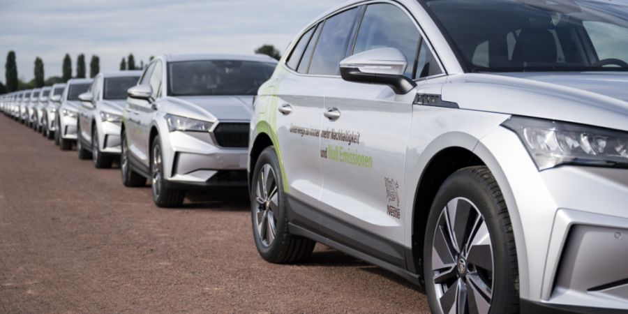 Auf Schweizer Strassen sind Elektroautos noch selten. Derzeit fahren 5,2 Prozent der zugelassenen Autos ausschliesslich mit Strom.(Symbolbild)