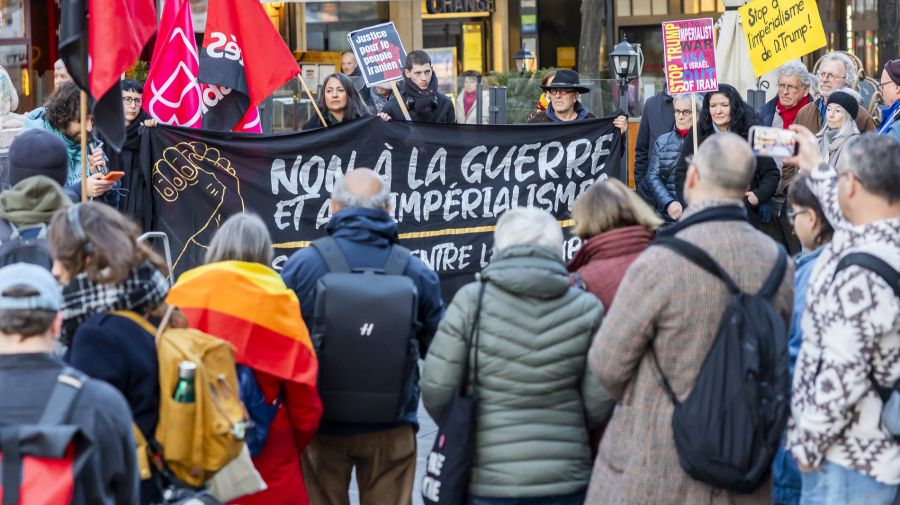 Die USA und Israel sollen raus aus dem Iran, fordern Protestierende am Montag in Genf.