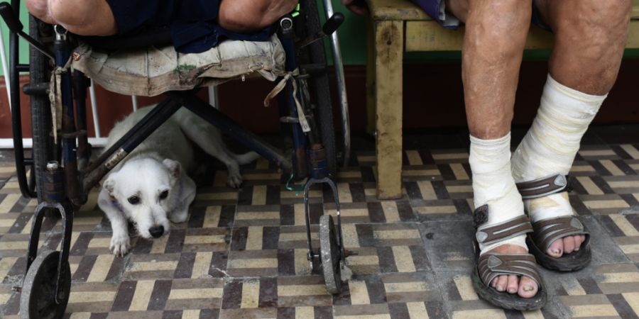 ARCHIV - Leprapatienten sitzen im Gang eines Krankenhauses. Foto: Fabio Teixeira/dpa/Symbolbild