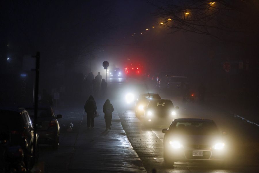 Laut einer TCS-Studie fühlt sich ein Drittel der Schweizer Autofahrenden von den Autoscheinwerfern in der Nacht geblendet. (Symbolbild)