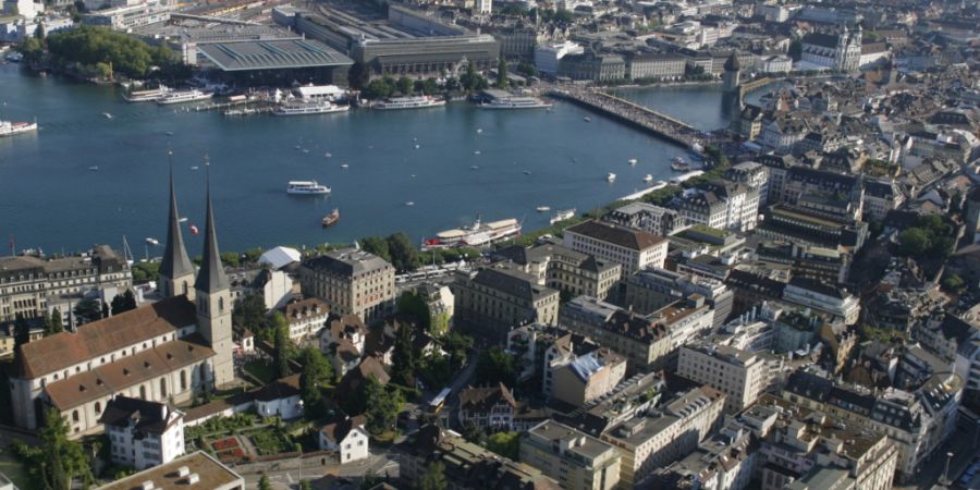 Vor allem in der Stadt Luzern haben sich wertschöpfungsstarke internationale Unternehmen angesiedelt, welche die Steuereinnahmen zum Sprudeln bringen. (Archivaufnahme)