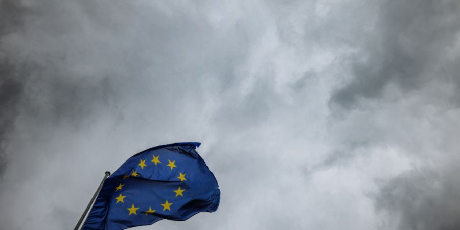ARCHIV - Die Flagge der Europäischen Union weht vor dem Gebäudes des Europäischen Parlaments im Wind. Foto: Philipp von Ditfurth/dpa