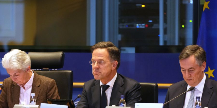 NATO-Generalsekretär Mark Rutte (M) sitzt beim Sicherheits- und Verteidigungsausschuss des Europäischen Parlaments in Brüssel. Foto: Virginia Mayo/AP/dpa