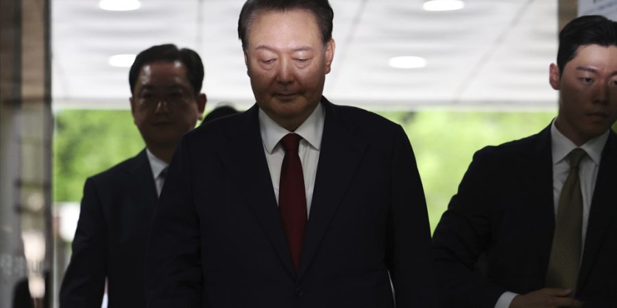 ARCHIV - Der ehemalige südkoreanische Präsident Yoon Suk Yeol (M) trifft am Gericht ein, um an einer Anhörung zur Überprüfung seines Haftbefehls teilzunehmen, die von Sonderstaatsa...
