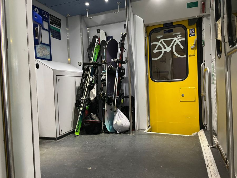 Zudem gibt es etwas Stauraum für Skis und Snowboards.