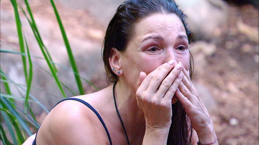 Für Simone ist die Abgabe ein schwerer Schlag: Mit der Kette fühlt sie sich Emilio immer verbunden.