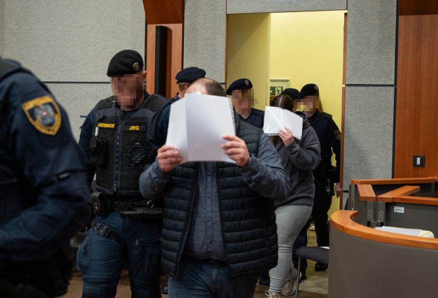 Im Mordprozess um einen Dreijährigen mussten sich die Eltern am Montag vor Gericht verantworten.