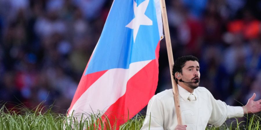 dpatopbilder - Bad Bunny tritt in der Halbzeitpause des Superbowls auf. Foto: Mark J. Terrill/AP/dpa