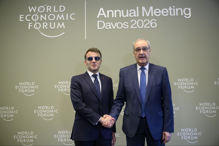 Emmanuel Macron tritt beim WEF meist mit einer Sonnenbrille auf.