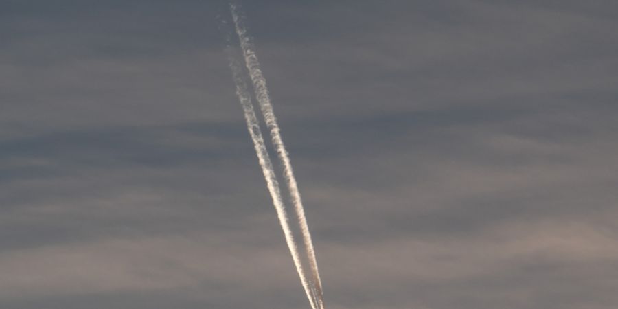 ARCHIV - Ein Flugzeug zieht Kondensstreifen hinter sich über den Himmel. In Indonesien wird ein Flugzeug vermisst. Foto: Federico Gambarini/dpa