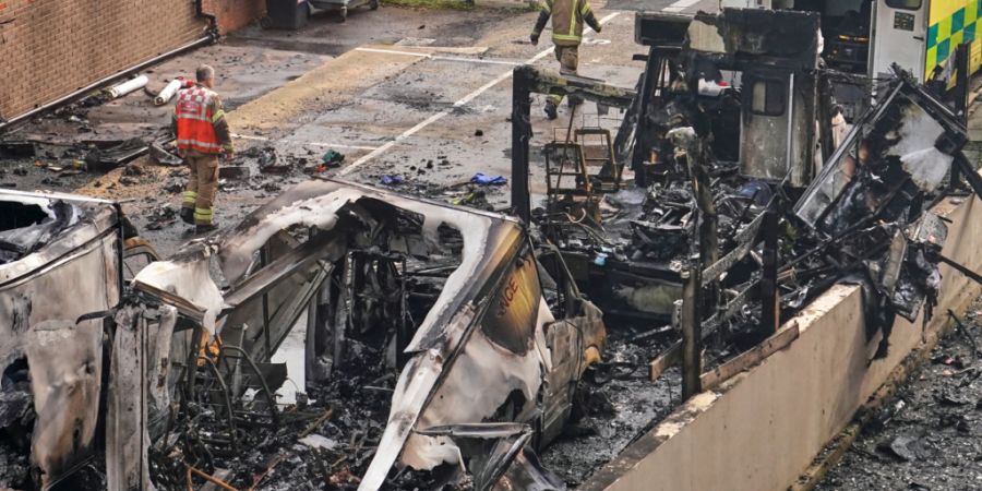 ARCHIV - Verbrannte Krankenwagen auf einem Parkplatz in Golders Green, nach einem Brandanschlag auf Fahrzeuge eines jüdischen Rettungsdienstes (Archivbild). Foto: Alberto Pezzali/AP/dpa