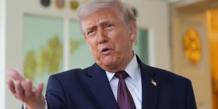 US-Präsident Donald Trump spricht vor dem Oval Office des Weißen Hauses (Archivbild). Foto: Alex Brandon/AP/dpa