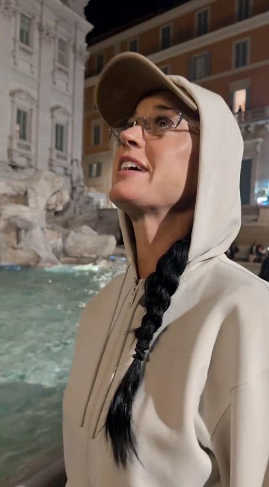 Vor dem Brunnen ruft Katy Perry laut nach einem Penny. Kleingeld hatte die Sängerin offenbar keines dabei.