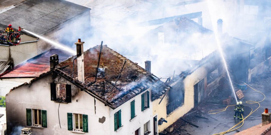 Grosseinsatz in Saxon VS: Bei einem Grossbrand wurden mehrere Gebäude zerstört.