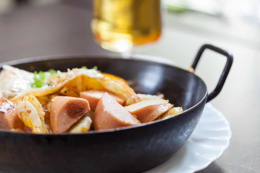 Der Lyoner, eine Brühwurst-Spezialität, wird als «Lyonerpfanne» mit Kartoffeln in einer Pfanne angebraten.