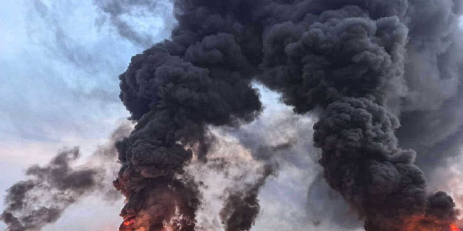 dpatopbilder - Mehrere Schiffe stehen im Hafen in Flammen, nachdem ein Öltanker Feuer gefangen hatte. Foto: Sai Aung/HNA/dpa - ACHTUNG: Nur zur redaktionellen Verwendung im Zusammenhan...
