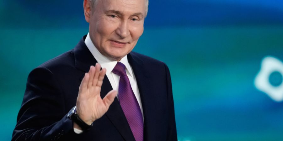 ARCHIV - Der russische Präsident Wladimir Putin gestikuliert nach seiner Rede auf der Plenarsitzung des Forums für Zukunftstechnologien in Moskau. Foto: Pavel Bednyakov/Pool AP/dpa